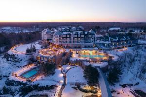 米内托JW Marriott The Rosseau Muskoka Resort & Spa的雪地中度假村的空中景观
