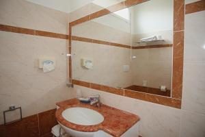 里米尼Hotel Dear Rimini的一间带水槽和镜子的浴室