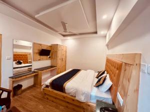 马拉里Royal View Inn的一间卧室配有木床和镜子