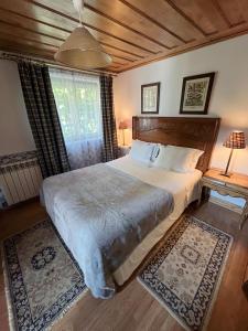 梅桑弗里乌卡尼哈斯卡萨酒店的一间卧室配有一张大床和木制床头板