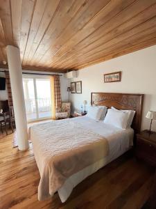 梅桑弗里乌卡尼哈斯卡萨酒店的一间卧室设有一张带木制天花板的大床