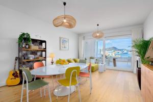 奥尔比亚Olbia Luxury Apartment的用餐室以及带桌椅的起居室。