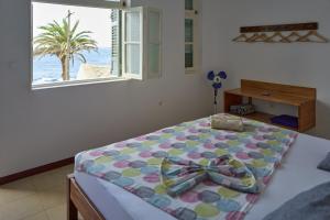 蓬塔杜索尔Música do Mar的一间卧室设有一张床,享有海景