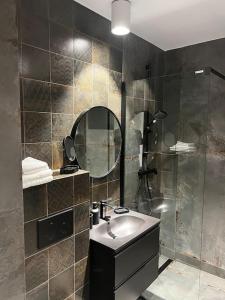 雅西Downtown Chic 2的浴室配有盥洗盆和带镜子的淋浴