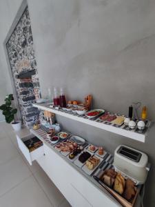 卡塔尼亚西亚拉比斯卡里住宿加早餐旅馆的自助餐,展示了多种不同类型的食物