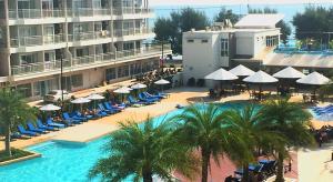 梅尔皮姆Mae Phim Grand Blue Condo 508 with pool and seaview的酒店设有带椅子和遮阳伞的游泳池
