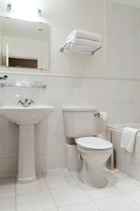 皮斯雷克赫特伍德酒店的白色的浴室设有卫生间和水槽。
