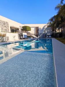 卡塔尼亚西亚拉比斯卡里住宿加早餐旅馆的度假村内一个蓝色瓷砖游泳池