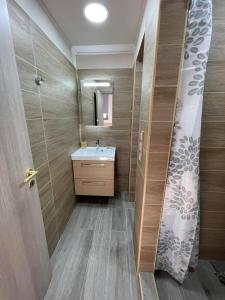 马科普隆AVR Airport Deluxe Suites 6的一间带水槽和镜子的浴室