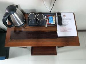 Ban Pa LanPreme Apartment @maejo的茶壶和茶杯的桌子