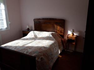 萨利耶德贝阿尔恩Logis Letellier的一间卧室设有一张大床和两个床头柜
