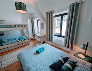 迪纳尔Quartier Saint-Enogat maison de charme proche des plages的一间卧室配有一张床和一张双层床。