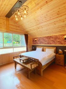 福兴薔薇谷 民宿字108號的一间卧室设有一张大床和木制天花板