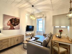 科孚镇Nenas Volto Apartment的客厅配有沙发和桌子