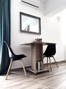 奥西耶克Studio Apartman Lucija的一张桌子和一把椅子,位于带镜子的房间里