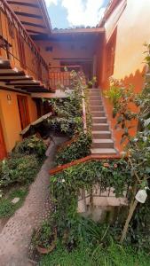 奥兰太坦波维拉斯旅馆的一座拥有植物和花卉的楼梯的建筑