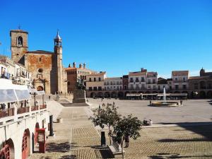 特鲁希略Hogar acogedor en Trujillo的一座城市广场,设有钟楼和教堂