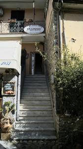 莱万托affittacamere la loggia的通往建筑物的楼梯,上面有标志
