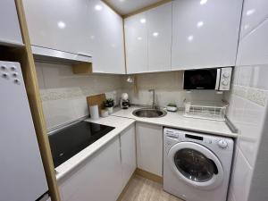 托雷维耶哈Salty Apartment Torrevieja的厨房配有洗衣机和水槽