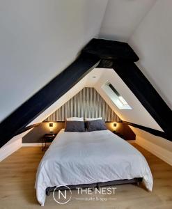 桑利斯The Nest. duplex jacuzzi hyper centre de Senlis的阁楼上的卧室配有一张大床