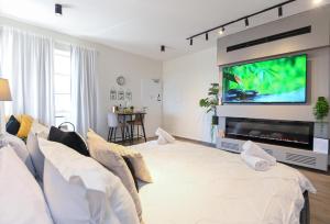 Sifsufaסוויטות Peak - סוויטות מדהימות עם בריכה במתחם的客厅配有大屏幕平面电视