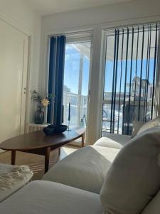 特罗姆瑟Leilighet sentralt i Tromsø的客房设有两张床、一张桌子和一扇窗户。