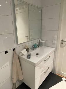 特罗姆瑟Leilighet sentralt i Tromsø的白色的浴室设有水槽和镜子