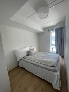 特罗姆瑟Leilighet sentralt i Tromsø的一间白色客房内的床铺卧室