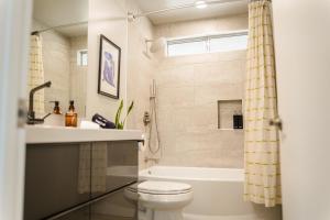 约书亚树Cheerful 2bedroom home with hot tub and cowboy pool in Joshua Tree的浴室配有卫生间、盥洗盆和淋浴。
