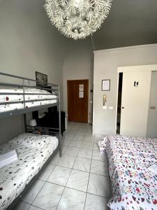 蓬泰代拉Camera Privata con Bagno zona ospedale的一间卧室设有两张双层床和吊灯。
