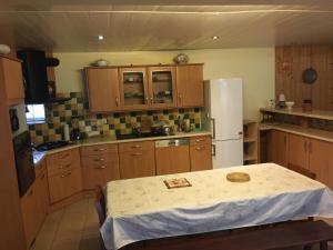 CreysseGite d Espenels的厨房配有木制橱柜和白色冰箱。