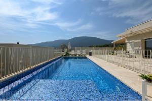Sifsufaסוויטות Peak - סוויטות מדהימות עם בריכה במתחם的一座房子后院的游泳池