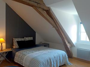 Les RosiersB&B Côté Loire的阁楼卧室配有床