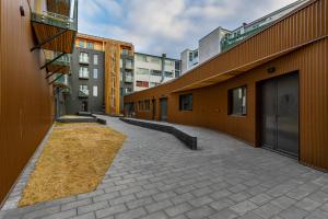 雷克雅未克Iceland SJF Apartments - 401的城市中一座空洞的小巷,有建筑