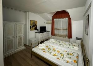 蒂米什瓦拉Georgiana Apartments 2的一间带两张床和梳妆台的卧室