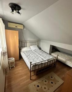 蒂米什瓦拉Georgiana Apartments 2的一间卧室设有一张床和天花板