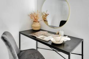 Maple Loft Apartment的一张带镜子和椅子的黑桌