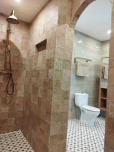 卡尔佩Modern luxury villa Paradise的一间带卫生间和淋浴的浴室