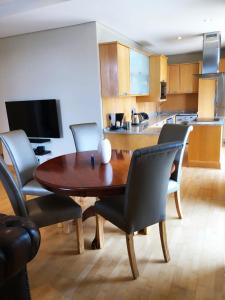约翰内斯堡Michelangelo Towers 718的厨房里配有餐桌和椅子