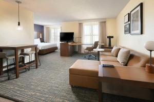 休斯顿休斯敦韦斯特彻斯韦斯特米尔公寓的酒店客房设有一张沙发和一张床