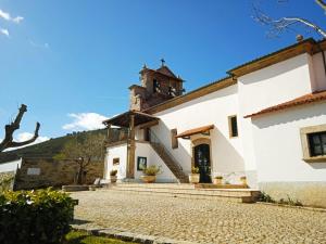 RabalCasa da Ribeira em Rabal的上面有十字架的建筑