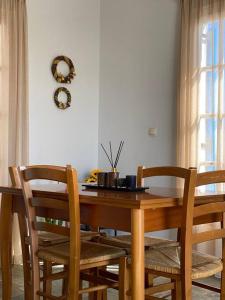 爱琴娜岛Psamathe Aegina Apartments的用餐室的桌椅