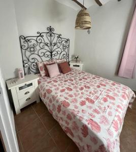 ZarraCasa rural El encanto的一间卧室配有一张大床和一个床头柜