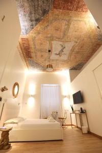 罗马KISS ME ROME Luxury Rooms的一间卧室设有天花板,上面有绘画作品