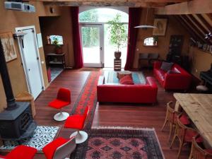 SauwerdTodo Se Pasa Yurt 2的客厅配有红色家具和壁炉