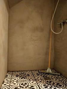 SauwerdTodo Se Pasa Yurt 2的一间客房的角落,设有淋浴和瓷砖地板