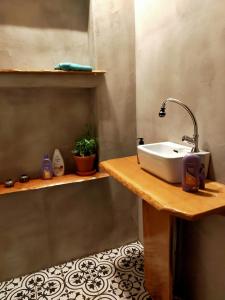 SauwerdTodo Se Pasa Yurt 2的木制柜台上带水槽的浴室