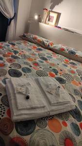 索里La Casa di Milly的床上配有被子和枕头