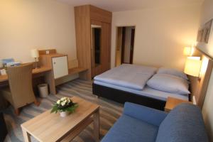 诺德奈Inselhotel Bruns的小酒店客房配有一张床和一张书桌