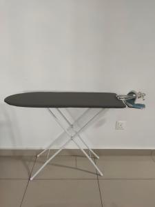 波德申The Second Homestay的一张白色桌子,上面有黑冲浪板